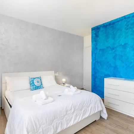 Luminoso Al Mare 52a Apartment *